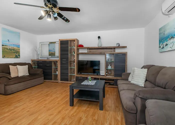 度假居 3 Bedroom Lovely In 布里比尔